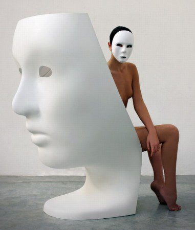 udivitelnyj-stul-v-forme-maski-lica-milan-2010-1
