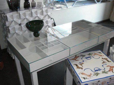Стол с прозрачной столешницей, Милан 2010 Стол с прозрачной столешницей, Милан 2010
