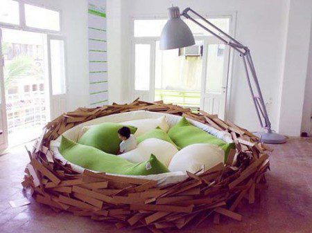 Гигантская кровать в форме птичьего гнезда